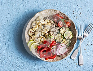 Roasted cauliflower and quinoa buddha bowl. Quinoa with cauliflower, zucchini and sweet pepper. Vegetarian healthy food concept. O