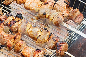 Pečené kebaby marinované na uhlí
