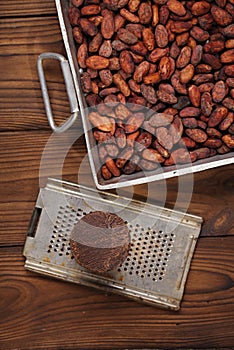 Roasted cocoa beans and 100% solid chocolate