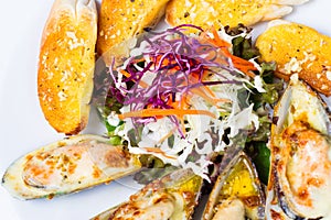 Roasted green mussel with cheese