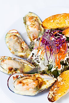 Roasted green mussel with cheese