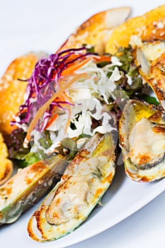 Roasted green mussel with cheese
