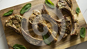 Roasted lamb chops flavored with mint.