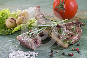 Roasted lamb chops with herbs and pepper
