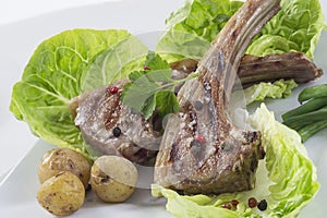 Roasted lamb chops with herbs and pepper