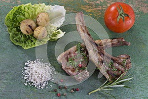 Roasted lamb chops with herbs and pepper