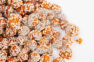 Roasted peanuts coated with sugar and sesame.