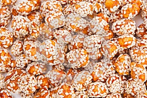 Roasted peanuts coated