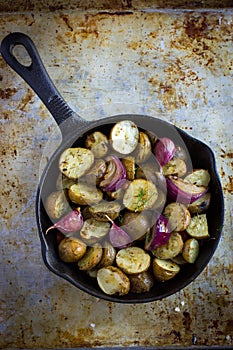 Gebacken Kartoffeln zwiebel eine Karotte a knoblauch 