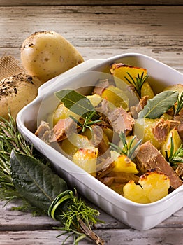 Roasted potatoes with tuna