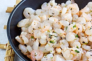 Roasted Shrimp with Garlic, Pepper and Lemon in black pan
