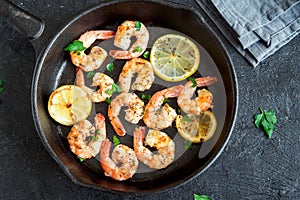 Roasted shrimps with lemon and garlic