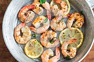 Roasted shrimps with lemon, garlic and herbs