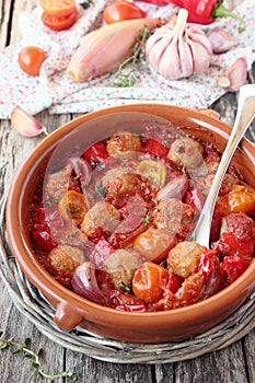 Roasted vegetables with meatballs