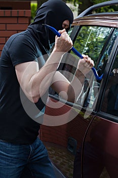 Robber breaks car window