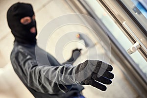 Robber using electronic key