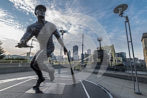 Roberto clemente statue