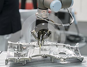 Robot arm for automatic production line