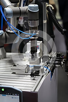 Robot programming arm in automation system