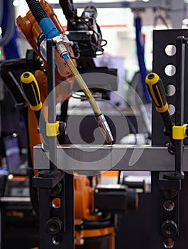 Robotic arc welding machine