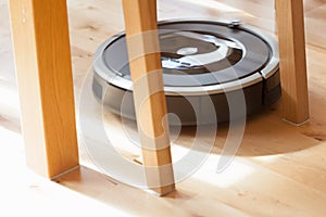 robotic vacuum cleaner on laminate wood floor smart cleaning technology problem