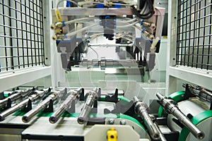 Robotized automated conveyor for detail supply into cnc machining center