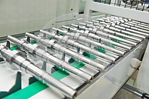 Robotized automated conveyor for detail supply into cnc machining center