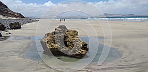 Rocce e acqua in spiaggia di Famara