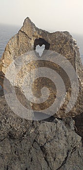Roccia con buco a forma di cuore photo
