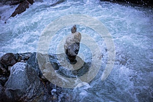 Rock balancing in a stram