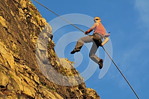 La roccia alpinista saltando 