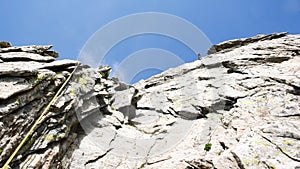 La roca alpinista rappel sobre el ruta en Alpes de 