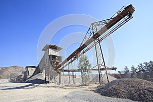 Rock crusher machine industry chain moving to logistic gravel us