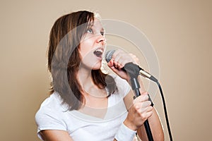 Rock female vocalist on gray background