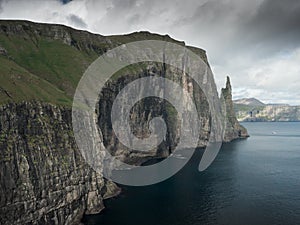 La roca formación sobre el isla feroés islas 