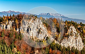 Skalní útvary Haliny v pohoří Velká Fatra, Slovensko. Vrch Kriváň z Vysokých Tater na pozadí