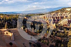 Rock formations and hoodoo’s from Queens Garden Trail