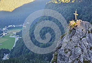 La roca iluminado cruz más alto el valle 