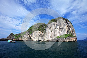 La roca isla a cielo azul 