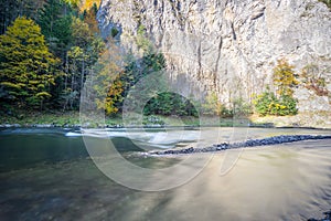 Skála nad řekou Dunajec v Pieninách na podzim