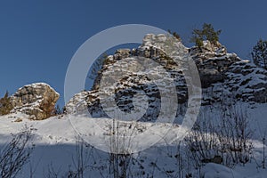 Skalné kamenné mesto Drevenik s modrou oblohou v zimnom slnečnom dni