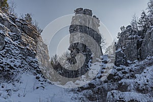 Skalné kamenné mesto Drevenik s modrou oblohou v zimnom slnečnom dni