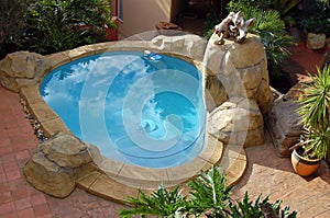 La roca estilo nadar piscina 