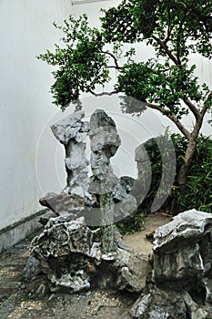 Rockery stone