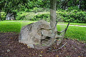 The rocking chair and the elm represent Médard Bourgault.At the Trois Beret Park