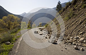 Rocas sobre el carreteras 