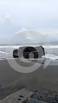 rocks withstand the onslaught of sea water