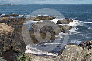 Rocky atlantic ocean coastline of ogunquit maine with horizon