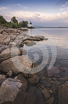 Skalnatá pláž Liptovskej Mary na Slovensku