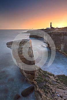 Rocoso línea costera de cuenta sobre el atardecer 